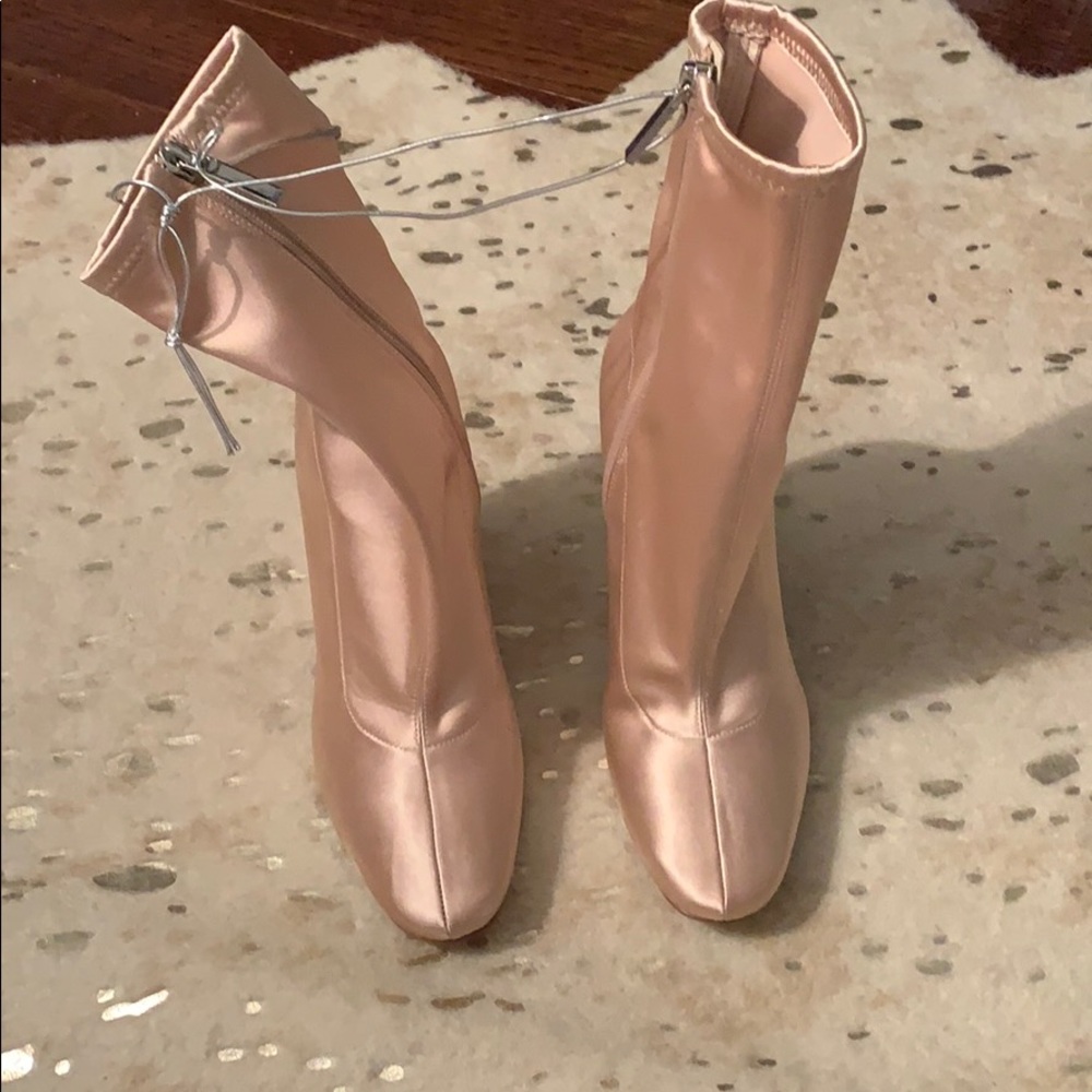 Kendall & Kylie Champange Booties
